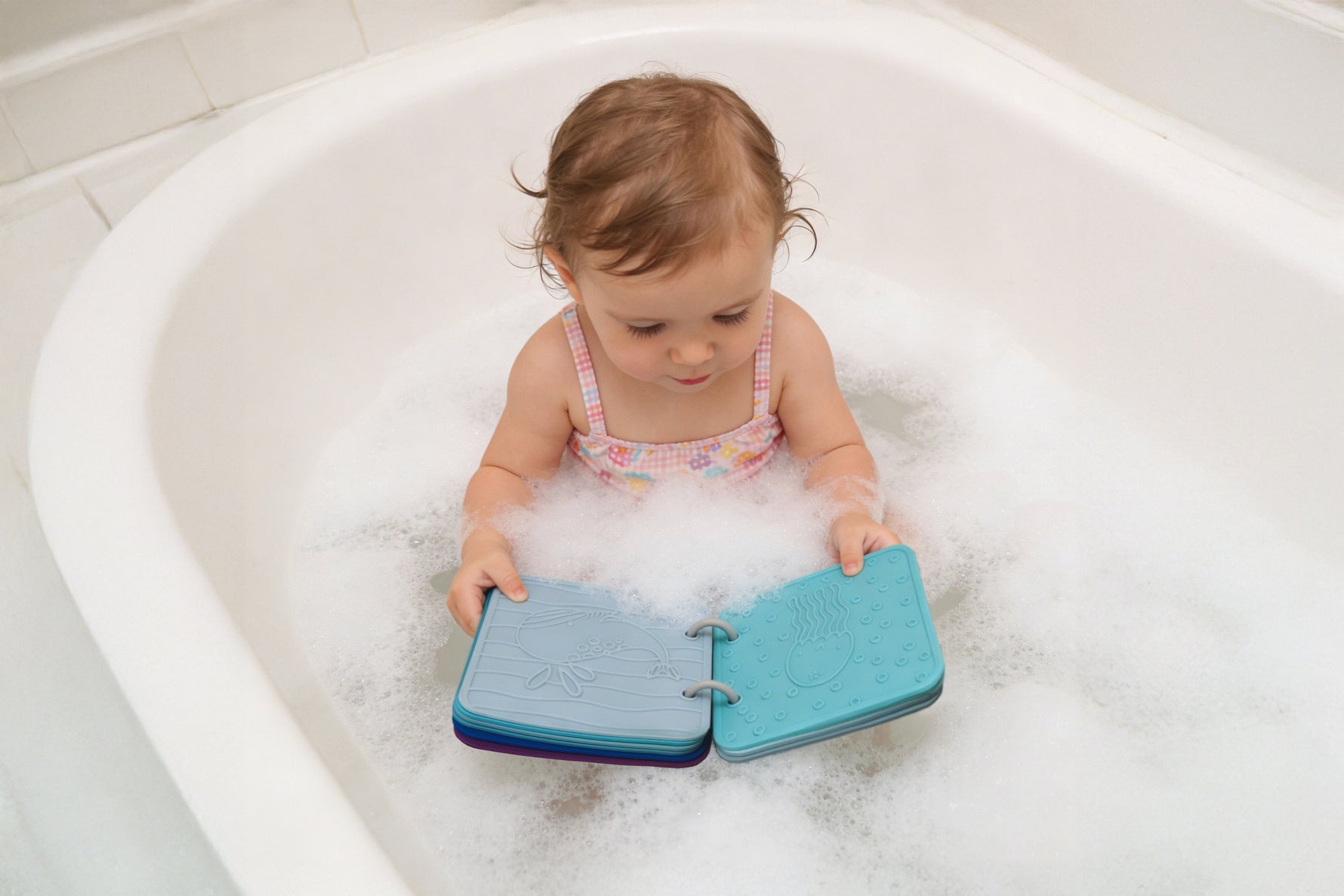 Silicone vs Plastic Bath Toys: A Guide for Modern Parents
