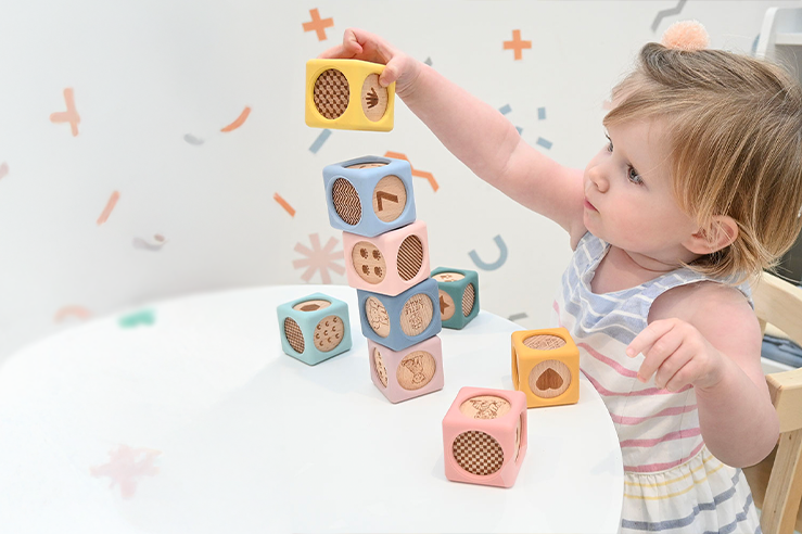 toddler-playing-blocks