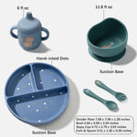 A children's feeding set on a light gray background with labeled callouts: a blue sippy cup, a teal suction bowl with spoon and fork, a blue divided plate, and a size/specification box in the bottom right. The set includes hand-inlaid dots and printed lion graphics.